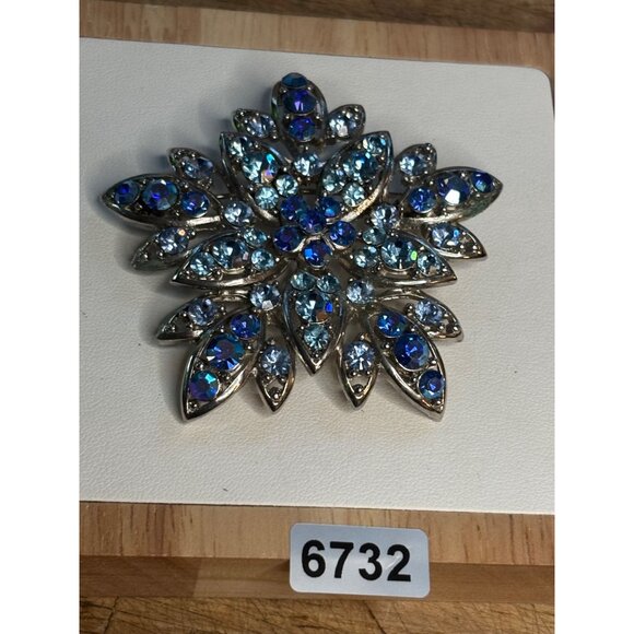 Vintage Rhinestone Snowflake Brooch Pin - Picture 4 of 8